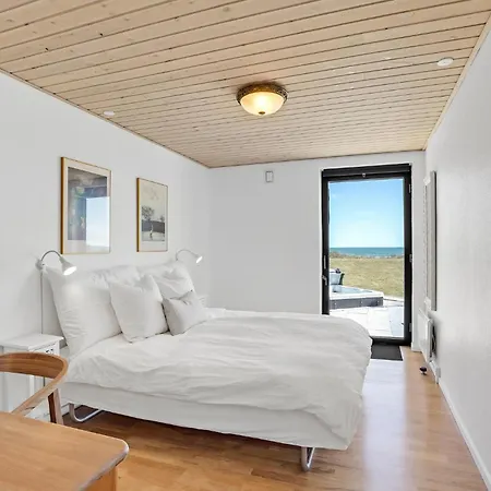 Beach Front In With Kitchen *